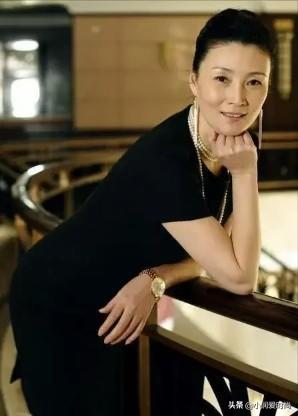 朱茵最惊艳的穿裙（63岁朱茵真是优雅的上海老太太）(1)