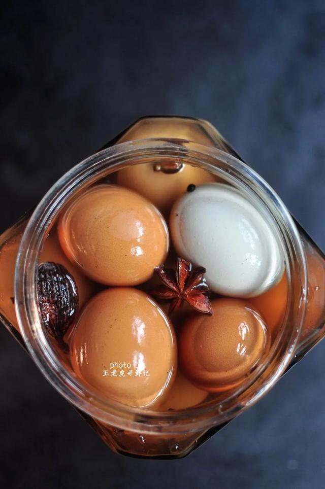 家庭咸鸡蛋的腌制方法出油（教你在家腌出出油还好吃的咸鸡蛋）(3)