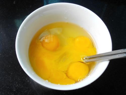 蒸水蛋的正确方法用什么蒸（蒸水蛋如何嫩滑无蜂窝）(3)