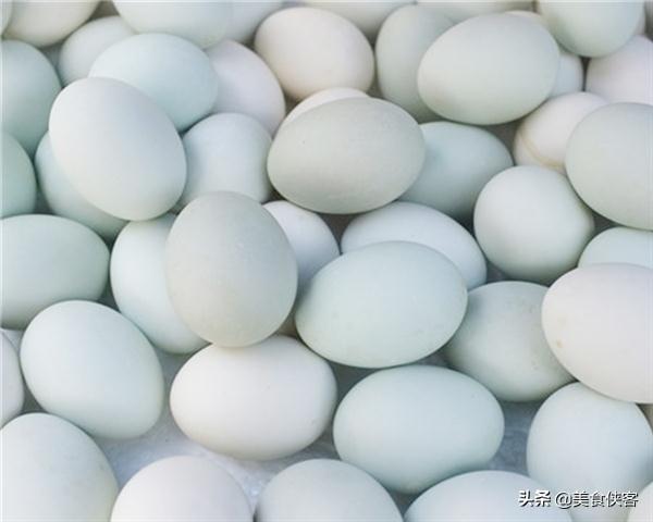 鸭蛋的腌制方法放多少盐（鸭蛋用多少水和盐的问题探讨和如何快速入味的探讨）(1)
