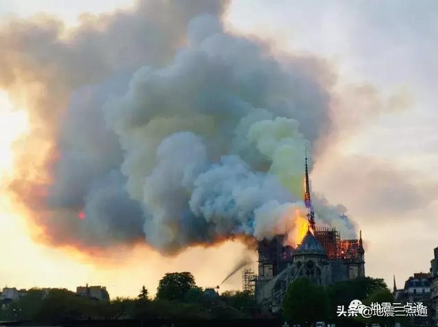 巴黎圣母院为什么会突发火灾（巴黎圣母院突遭大火）(2)
