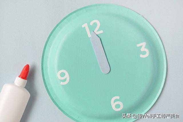 盘子钟表手工制作（教你手工打造美观又舒适的DIY新年装饰品纸盘时钟）(8)