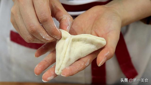 怎么学做甜三角包子（面点师分享糖三角的做法）(6)