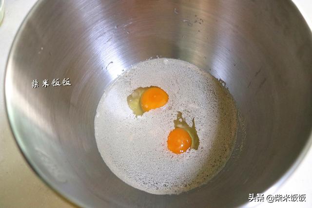 两个鸡蛋一杯面粉做的饼（1碗面粉2个鸡蛋做成的小饼外酥里软）(图5)