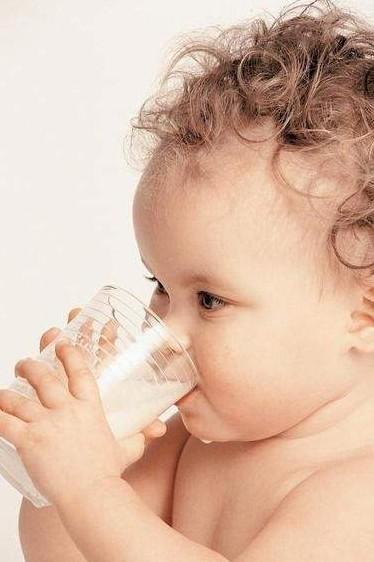 宝宝一般几岁喝奶粉（宝宝喝奶粉到底需要喝到几岁）(2)