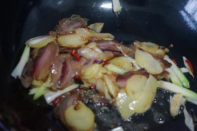 土豆和腊肉怎么炒好吃法（土豆和腊肉成绝配）(图7)