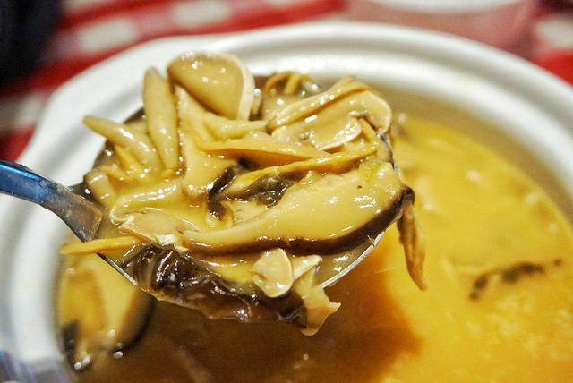 牛肉蘑菇汤的家常做法（教你牛肉蘑菇汤的家常做法）(2)