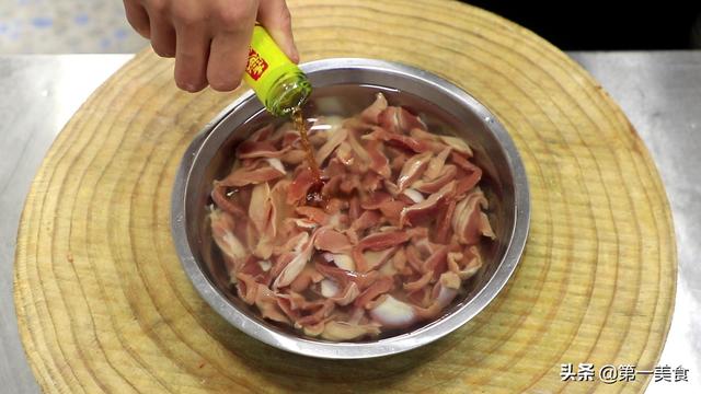 泡椒小炒鸡胗家常做法（怎样做出开胃的尖椒鸡胗）(2)