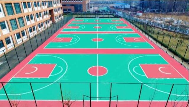 篮球场用的木地板|什么篮球场材料好（篮球场一般都是用什么材料做的呢）