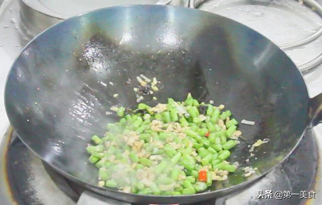 如何做一道好吃的菜四季豆（做一道爽口家常菜）(6)