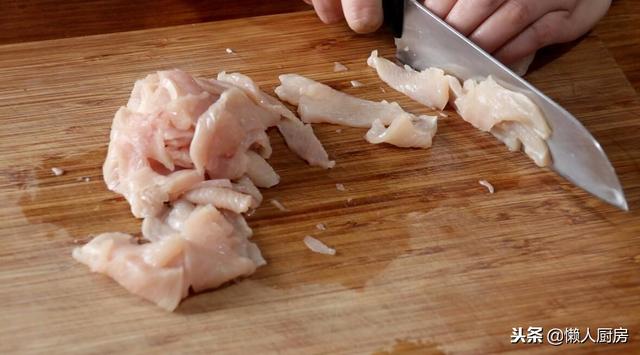 鸡胸肉怎样做才好吃详细教程（鸡胸肉这样做嫩滑好吃）(2)