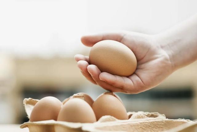 鸡蛋大幅度涨价什么原因（鸡蛋价格上涨每斤接近7块）(1)