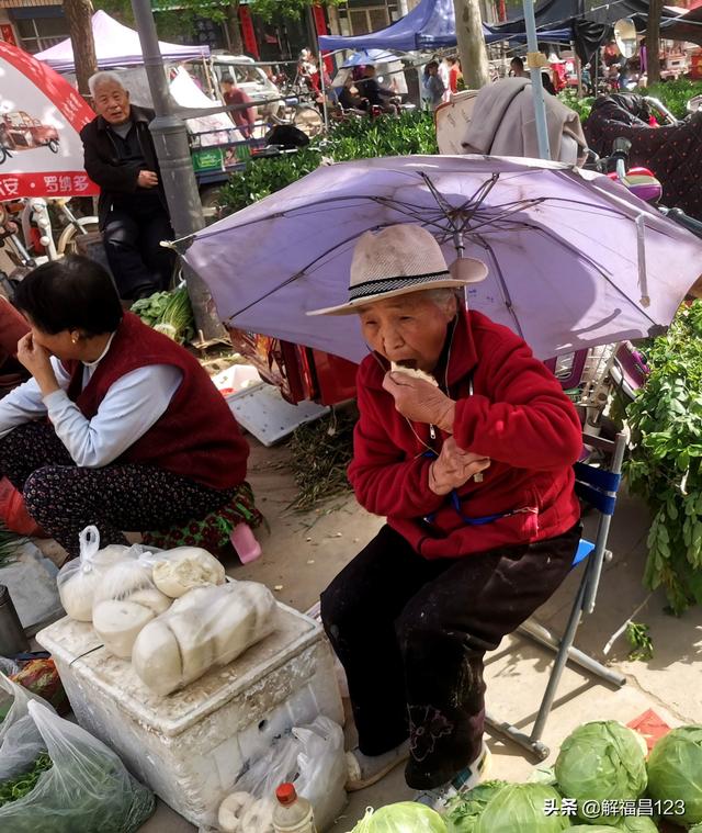 八十五岁老奶奶街边卖菜（八旬奶奶卖蔬菜苗和酵子）(2)