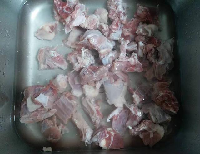 怎样去除鲜羊肉膻味（几个步骤去除羊肉膻味）(2)