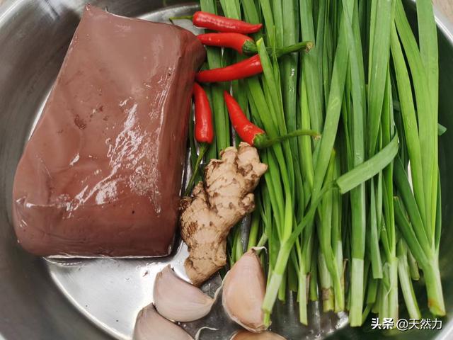 猪血韭菜怎么炒又嫩又好吃（韭菜炒猪血的正确做法）(3)