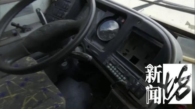公交车撞违停小轿车（上海有未成年人夜闯停车场）(6)
