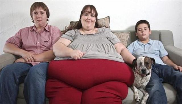世界最胖男孩体重400斤（体重达1450斤的超大美女）(1)