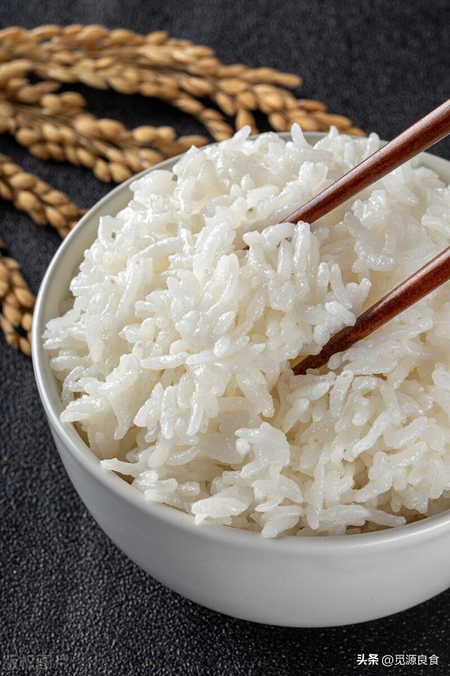 煮米饭只知道加清水教你个诀窍（煮米饭只会加水）(1)