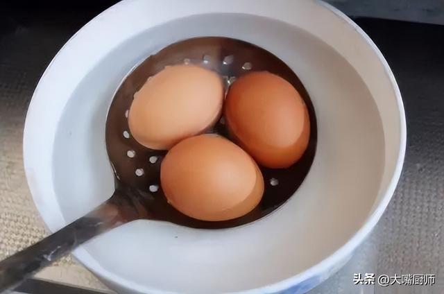水煮鸡蛋一般煮几分钟冷水下锅（煮鸡蛋开水凉水下锅都不对）(7)