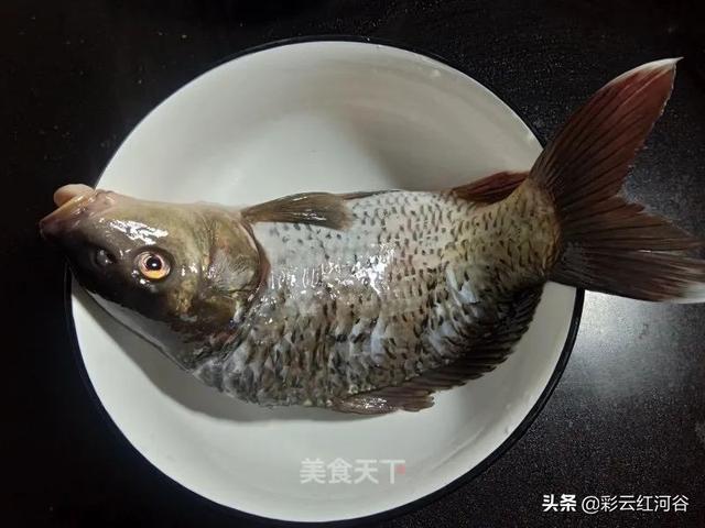 酱焖鲤鱼做法怎么上色（鲤鱼这样做营养鲜香）(2)
