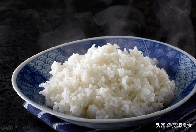煮米饭只知道加清水教你个诀窍（煮米饭只会加水）