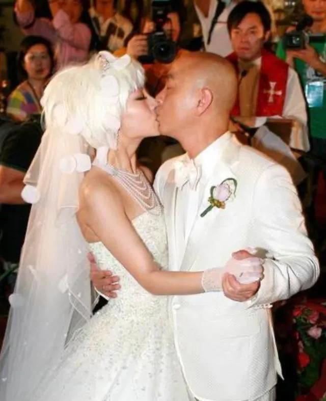 张卫健和谁结婚最好（结婚13年没有孩子但是依然恩爱如初的张卫健夫妻）(8)