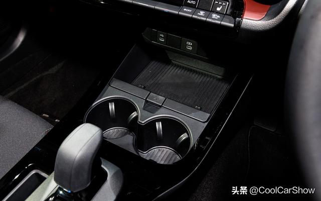新款丰田普锐斯高性能（配2.0插混的全新普锐斯变身潮男）(13)