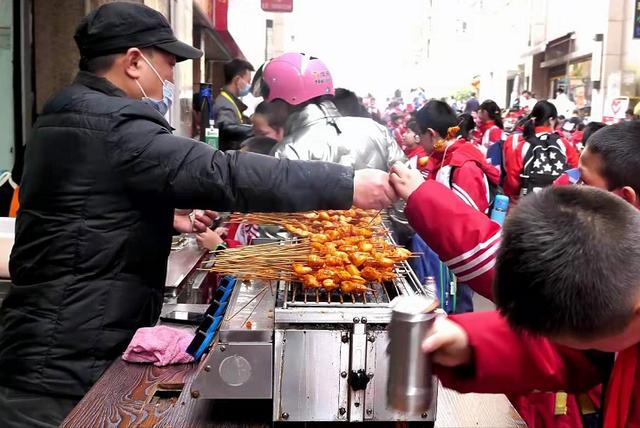 贵州小吃一条街（贵州大哥学校门口卖小吃）(3)