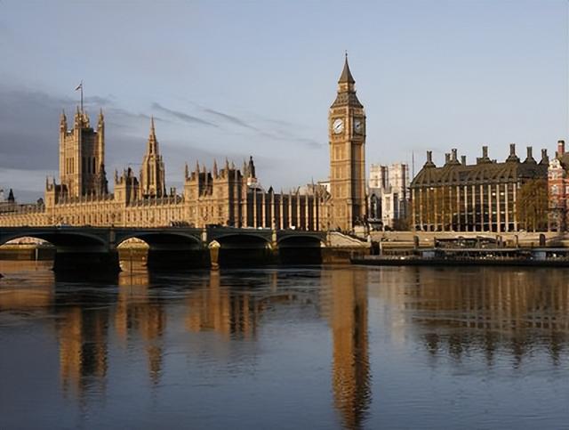 英国议会大厦现状（英国议院厅为什么像个拥挤的候车室）(1)