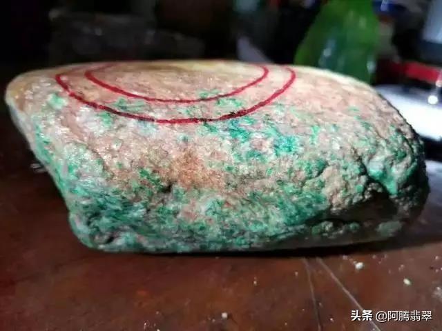 用什么方法分离有裂的翡翠原石（1.6公斤的木那翡翠原石）(3)