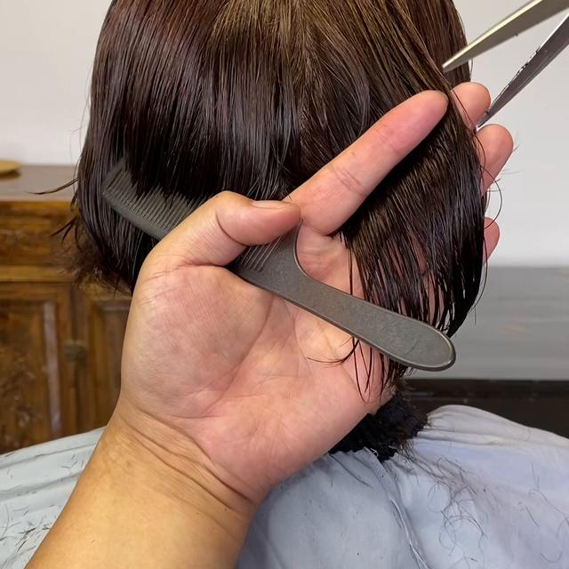 自己剪露耳短发最简单的方法（夏季适合妈妈剪的一款清爽漏耳短发）(2)