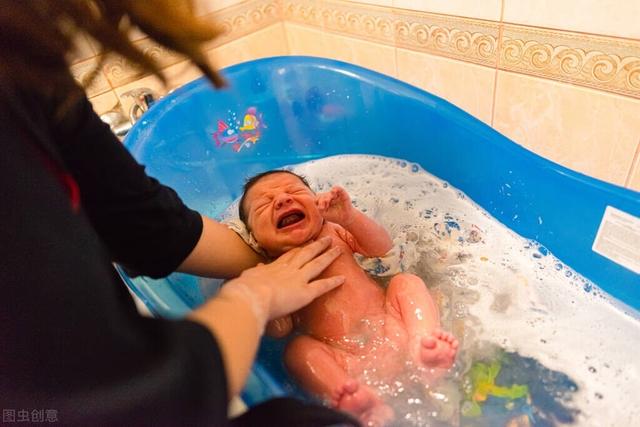 新生儿洗澡家长必知的常识（新生儿洗澡可以提高机体抵抗力）(1)