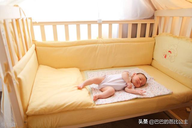 和宝宝分床的最佳年龄（娃什么时候分床睡）(2)