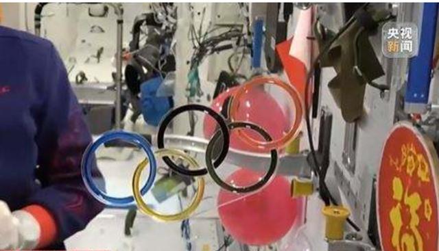 王亚平第二次太空实验授课内容 太空教师王亚平在空间站变出奥运五环(1)