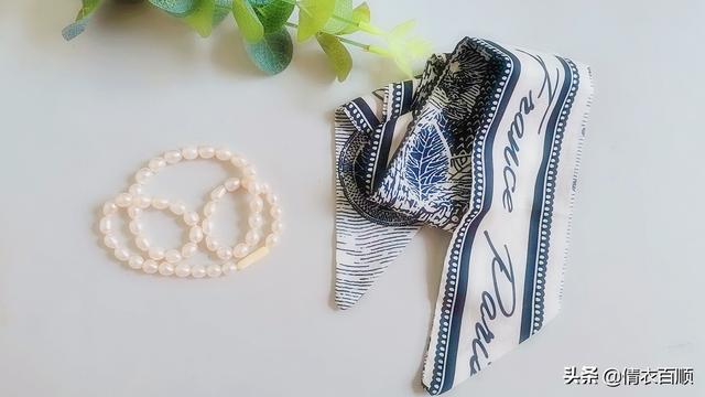 海边超长丝巾的各种系法（小长条丝巾与珍珠项链的时尚系法）(1)