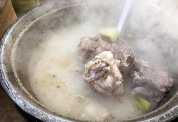 铁锅炖排骨加什么东西好吃（它们是排骨的克星）(2)
