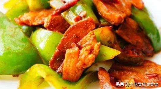 青椒回锅肉的做法大全窍门（青椒回锅肉这样做太下饭了）(2)