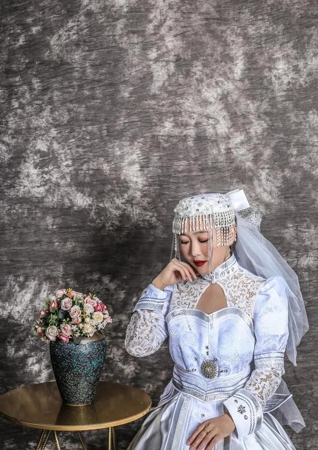 蒙古族新娘服饰讲究（绝美的蒙古族服饰新娘）(17)