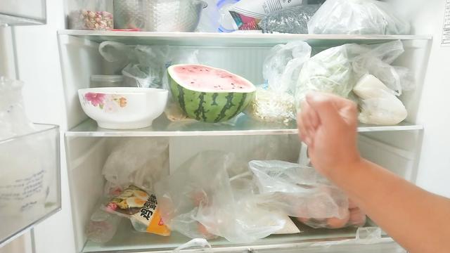 吃不完的西瓜怎么保存才安全（吃不完的西瓜不能放冰箱里）(2)