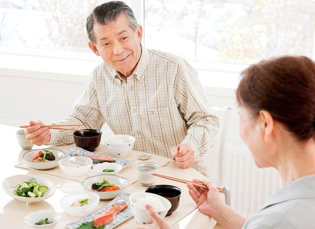 中老年人吃饭前吃还是饭后吃（中老年饮食要做）(1)