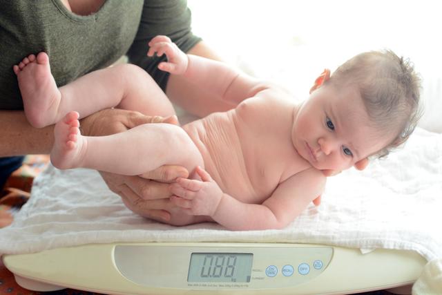 如何看懂新生儿的体重（如何科学监测新生儿的体重）