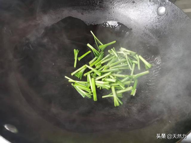 猪血韭菜怎么炒又嫩又好吃（韭菜炒猪血的正确做法）(11)