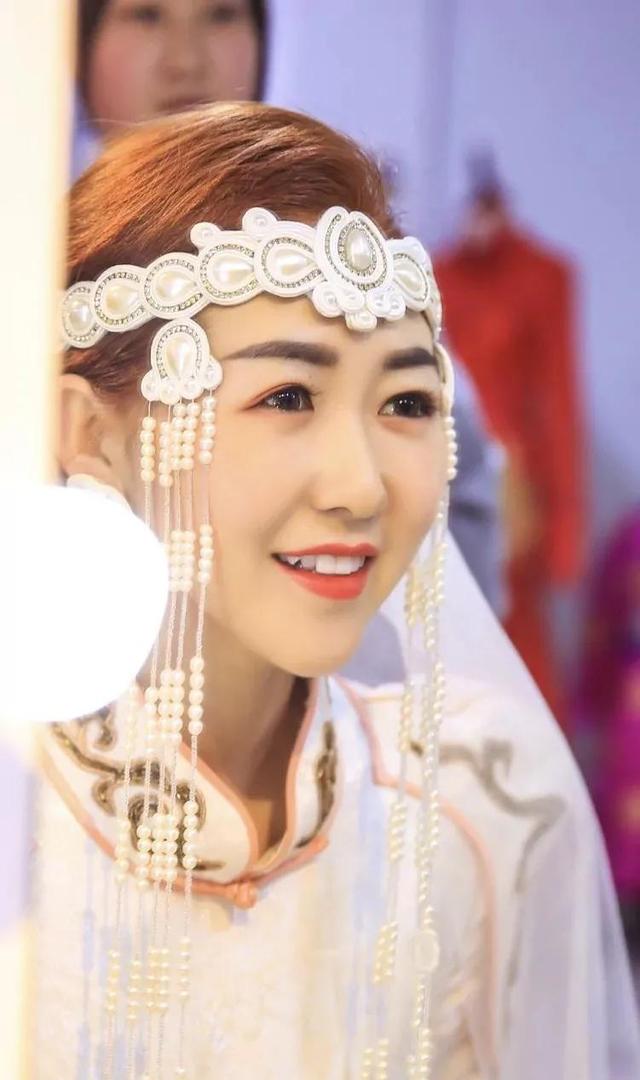 蒙古族新娘服饰讲究（绝美的蒙古族服饰新娘）(11)