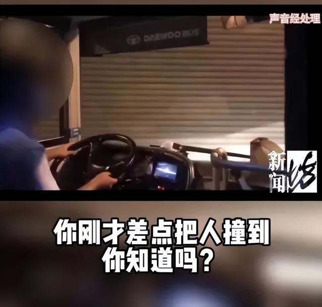 公交车撞违停小轿车（上海有未成年人夜闯停车场）(5)