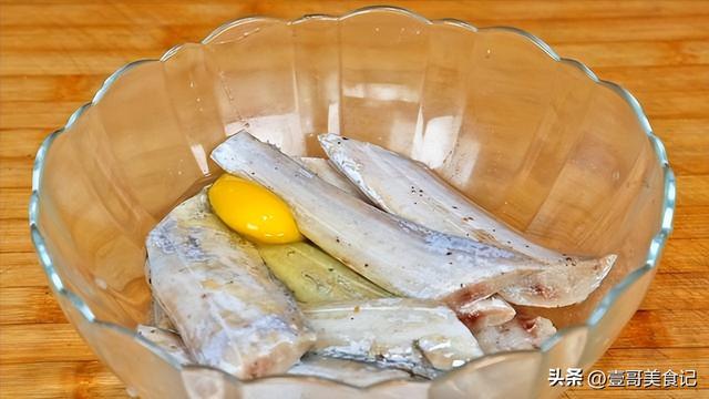 油炸带鱼如何做汤（带鱼里加一个鸡蛋）(1)