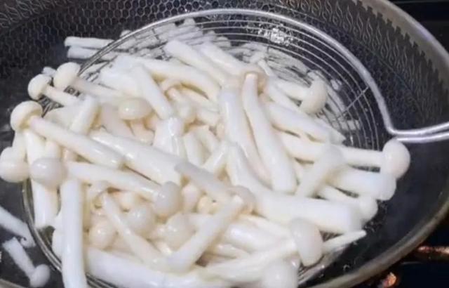 白玉菇炒什么菜简单又好吃（白玉菇最好吃的家常菜做法）(3)