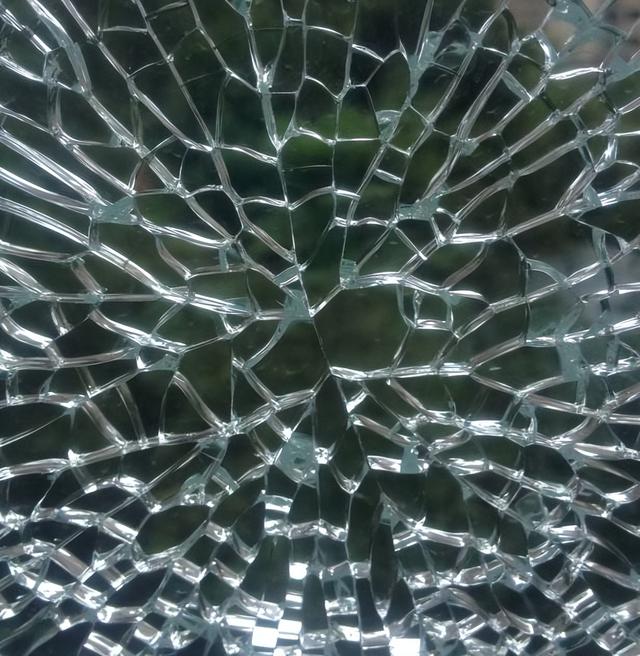 钢化玻璃在哪几种情况下会碎裂（如何判断中空钢化玻璃碎裂的原因以及碎裂后责任的归属问题）(2)