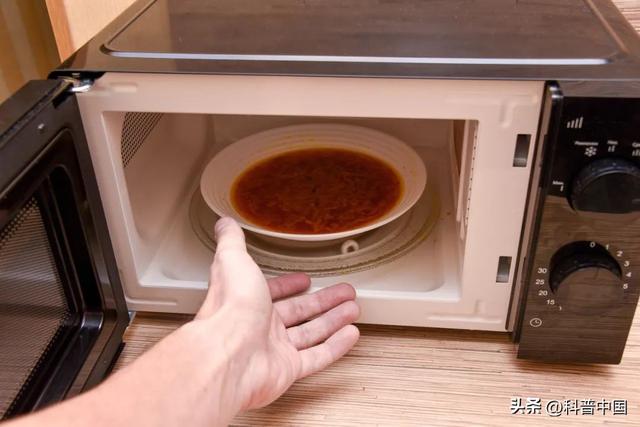 微波炉能放厨房间吗有危险吗（这8种东西绝不能放进微波炉）(1)