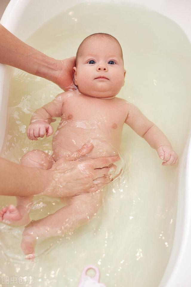 新生儿洗澡家长必知的常识（新生儿洗澡可以提高机体抵抗力）