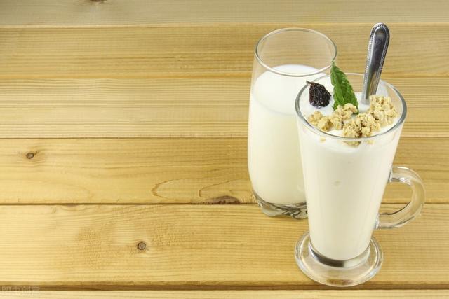 喝纯牛奶与喝奶粉哪个好（喝牛奶好还是奶粉好）(1)